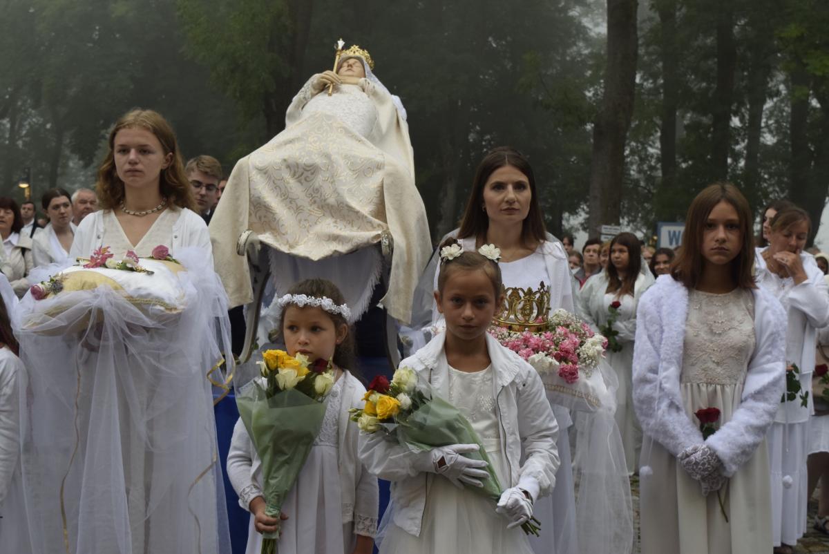 
 – Wielu ludzi w tych stronach czas dzieli na: przed i po Kalwarii – mówił w homilii bp K. Chudzio. – Tutaj przenika się codzienność z religijnością.
<br/>fot.Artur Wilgucki