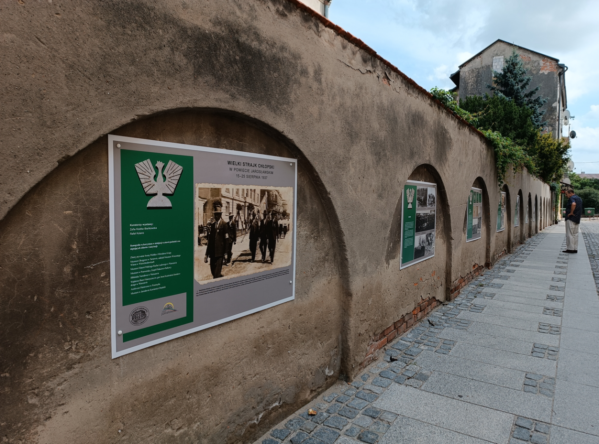Na ulicy Trybunalskiej Muzeum Kamienica Orsettich przygotowała wystawę na temat Wielkiego Strajku Chłopskiego. <br/>fot.archiwum autora