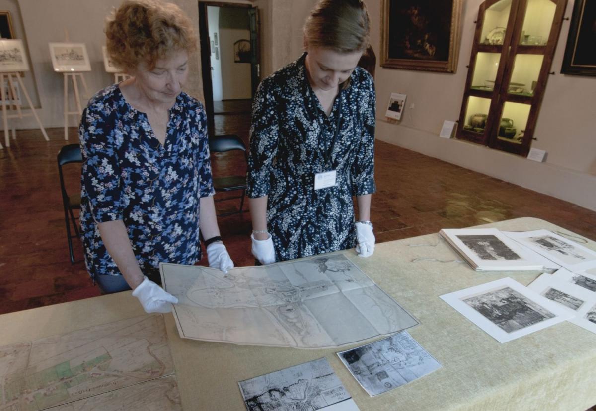 Prezentację nowych obiektów muzealnych przygotowały (od lewej): starsza kustosz Zofia Kostka- Bieńkowska oraz Adriana Pobuta.<br/>fot.Muzeum Kamienica Orsettich