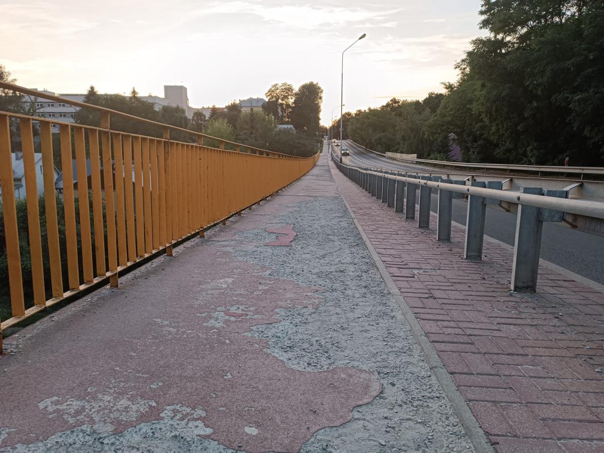 Tak obecnie wygląda chodnik przy ulicy 3 Maja. Jest wąski, biegnie wzdłuż drogi krajowej nr 94, jednej z najbardziej ruchliwych tras w mieście. Nierówności stanowią realne niebezpieczeństwo dla jego użytkowników.<br/>fot.archiwum autora