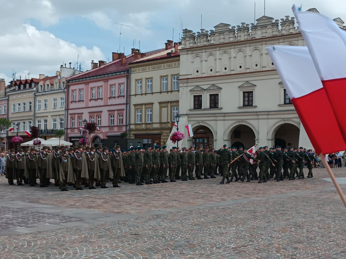 Defilada wojskowa na jarosławskim rynku przyciągnęła spore grono lokalnych patriotów. Zastępy wojskowych zaprezentowało się, odśpiewując reprezentacyjną pieśń Wojska Polskiego. <br/>fot.archiwum autora