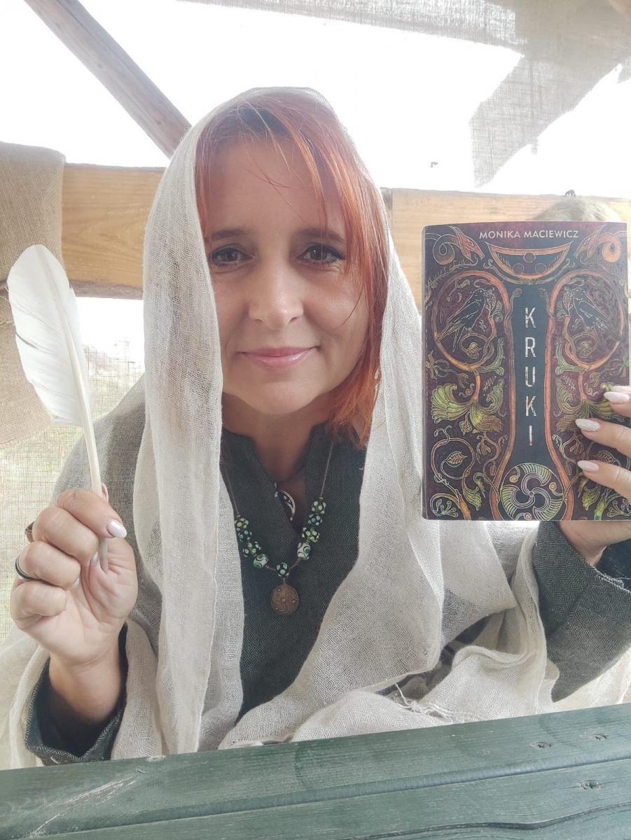 Monika Maciewicz – autorka powieści o tematyce słowiańskiej oraz bajek dla dzieci. Polonistka, logopedka, liderka Teatroteki Szkolnej. Twórczyni scenariuszy dla teatrów amatorskich, bloga o tematyce słowiańskiej, członkini Towarzystwa Przyjaciół Nauk w Przemyślu, zbieraczka ziół, ostatnimi czasy dzi