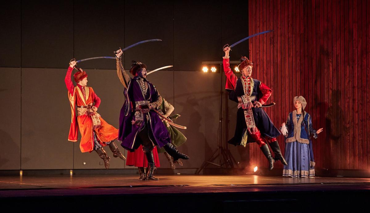 Tancerze Cracovia Danza w spektaklu „Alla Polacca – legenda o Twardowskim” pokazali, co ukształtowało naszą tożsamość narodową. Oprócz tańców narodowych zaprezentowali również staropolskie zabawy, zwyczaje, rytuały i legendy.<br/>fot.K. Kłysewicz