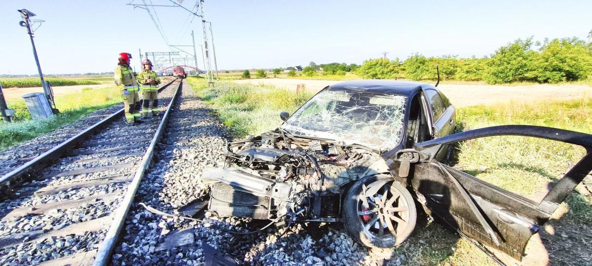 Przód samochodu, którym kierował 25-latek, w wyniku zderzenia z pociągiem został niemal kompletnie zniszczony.<br/>fot.KP PSP Przeworsk  