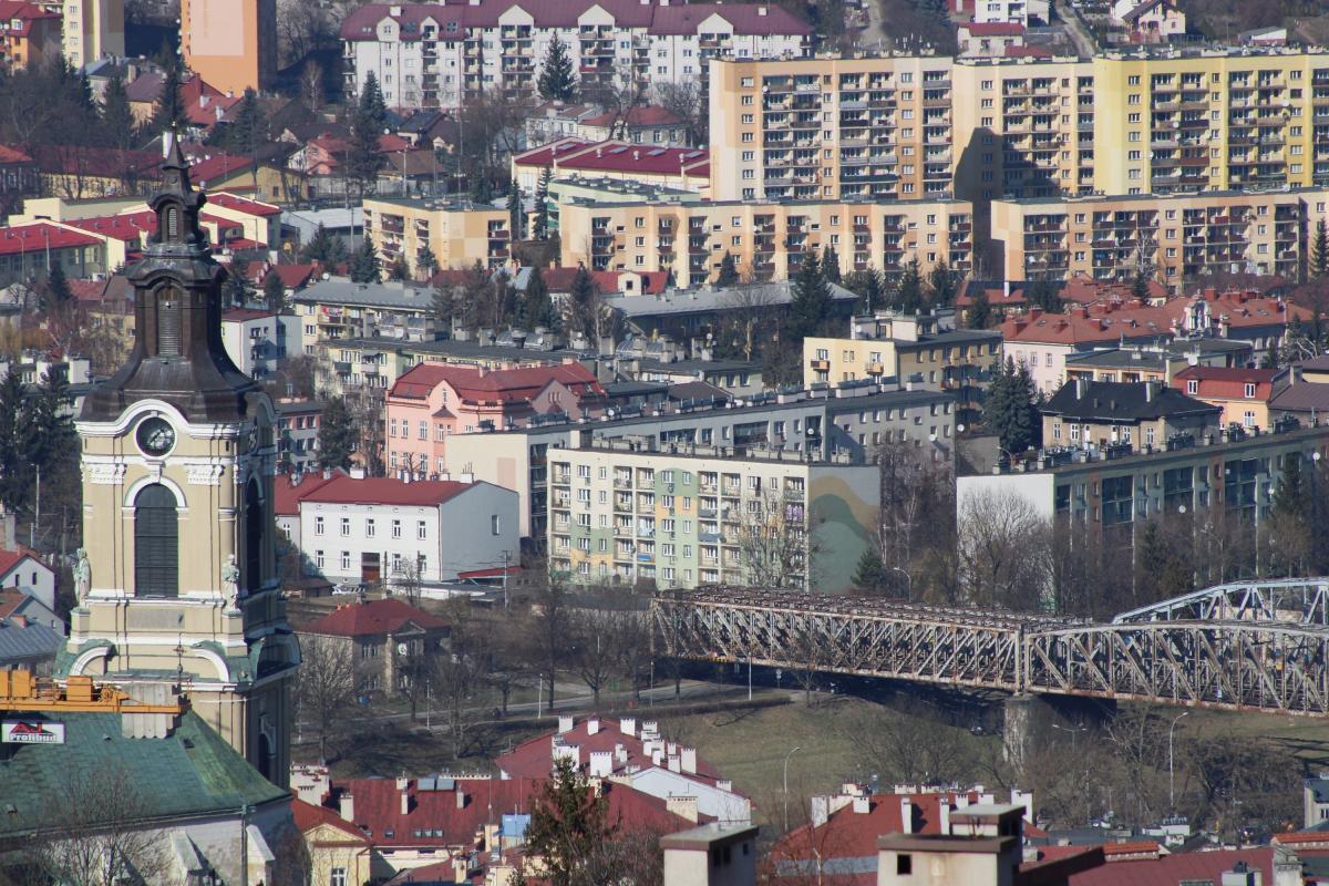 „Przegląd standardów rozwiązań” ma stanowić informator i poradnik dla mieszkańców, właścicieli nieruchomości i użytkowników handlowo- usługowych obiekt, które znajdują się w przestrzeni zespołu staromiejskiego miasta i pomóc w jak najlepszym współgraniu nowoczesnych reklam z zabytkowym charakterem R