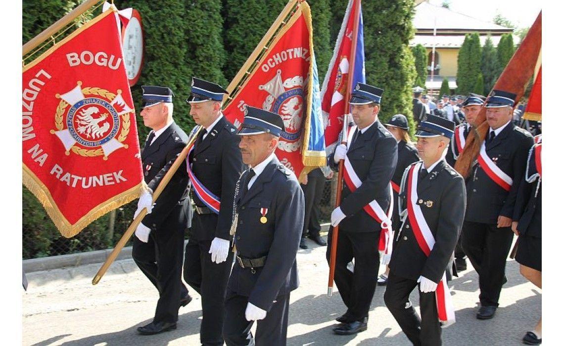 Po nabożeństwie, gdy zebrani wrócili na plac OSP, przyszedł czas na podniosły meldunek i „Mazurka Dąbrowskiego”. Goście, powitani przez dha Damiana Prasoła – prezesa więckowickiej jednostki – mogli się wsłuchać w historię straży, którą przybliżył dh Adrian Frendo.<br/>fot.Gmina Róźwienica