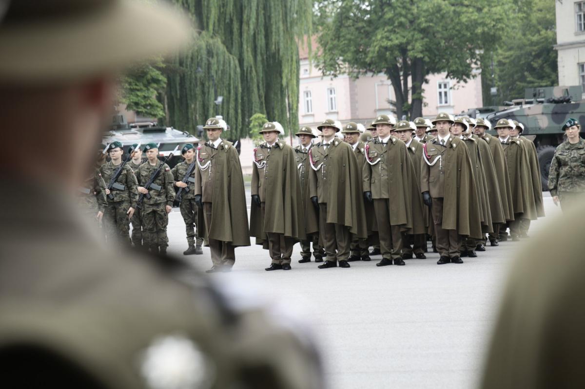 Na placu stawili się nie tylko przedstawiciele samorządów i służb mundurowych, ale też sympatycy 5 Batalionu Strzelców Podhalańskich i 1 Batalionu Czołgów. <br/>fot.1 batalion czołgów Żurawica
