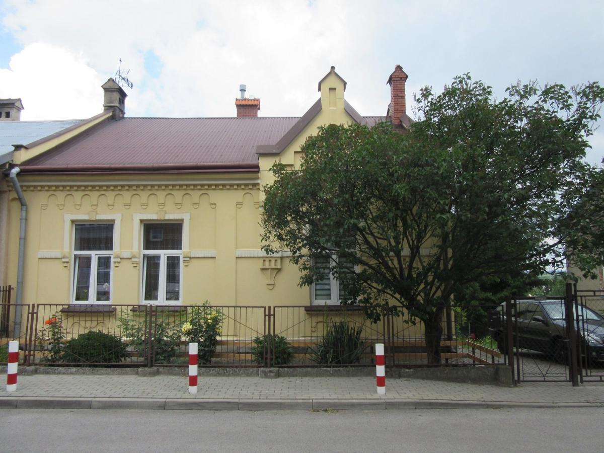 Dom przy ulicy Braci Prośbów to parterowy, murowany budynek, który od strony ogrodu posiada wysokie sutereny, a nakryty jest dwuspadowym, pokrytym blachą dachem.<br/>fot.WUOZ Przemysl