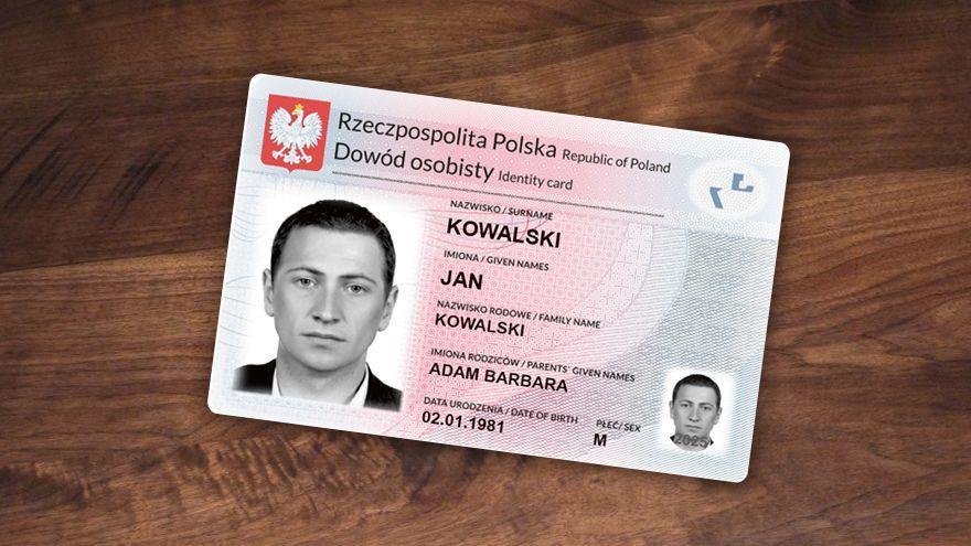 Przesyłanie zdjęć dowodu osobistego, nawet do bliskich znajomych, może skutkować przechwyceniem danych przez przestępców, którzy mogą je wykorzystać, na przykład biorąc pożyczkę.<br/>fot.Podkarpacka Policja