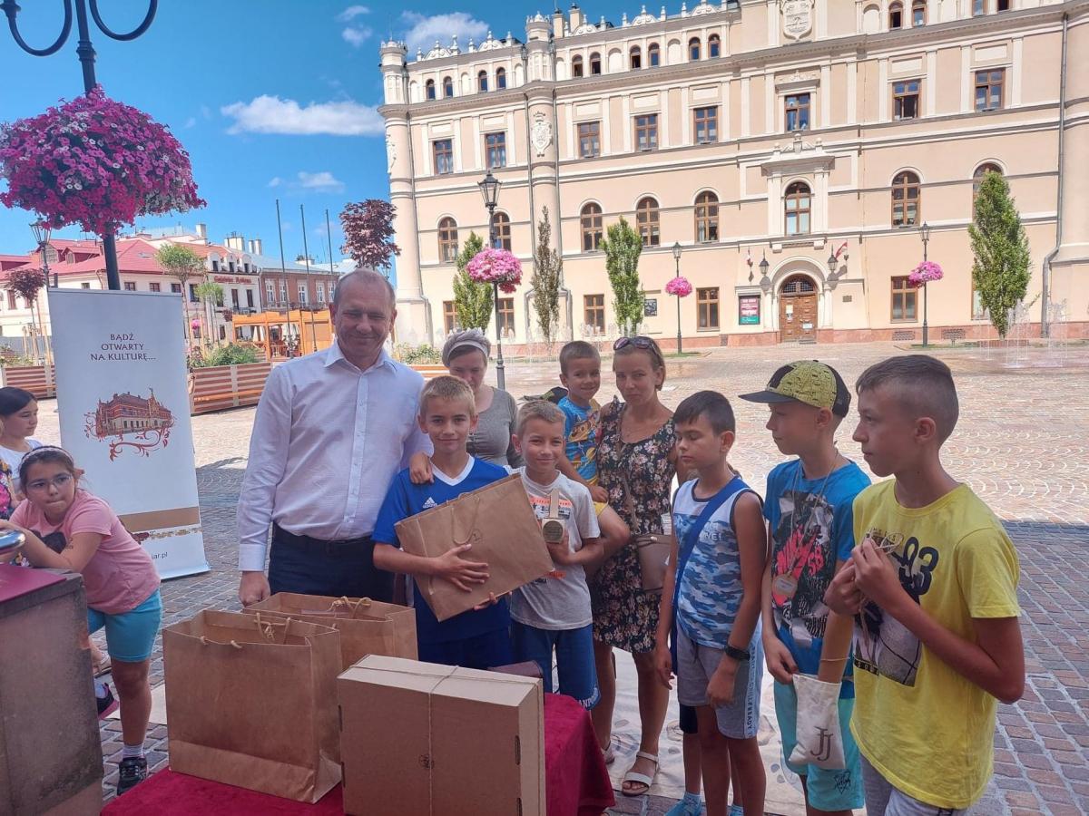 Nagrody młodym kupcom wręczył wiceburmistrz Dariusz Tracz.<br/>fot.archiwum autora