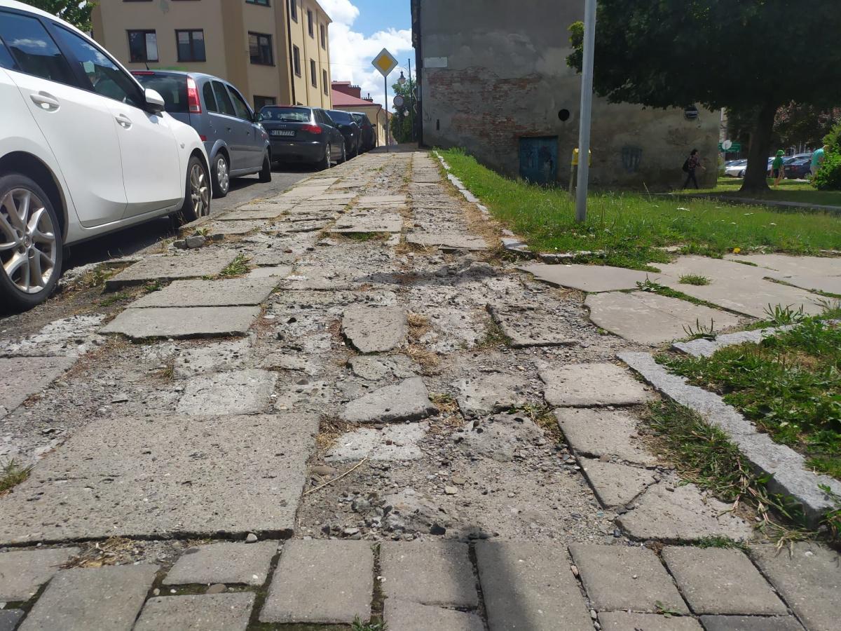 Tak do niedawna wyglądał chodnik przy pl. Bóżnic, prowadzący na Rynek i ulicę Grodzką.<br/>fot.archiwum autora