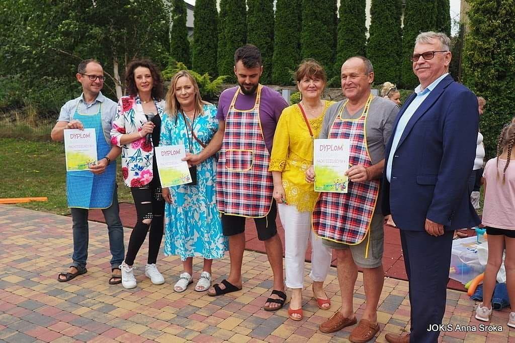 Konkursy dla dorosłych dotykały takich dziedzin, jak kuchnia i florystyka. Na zdjęciu m.in. pomysłodawczyni wydarzenia, Grażyna Strzelec (piąta od lewej).<br/>fot.JOKiS