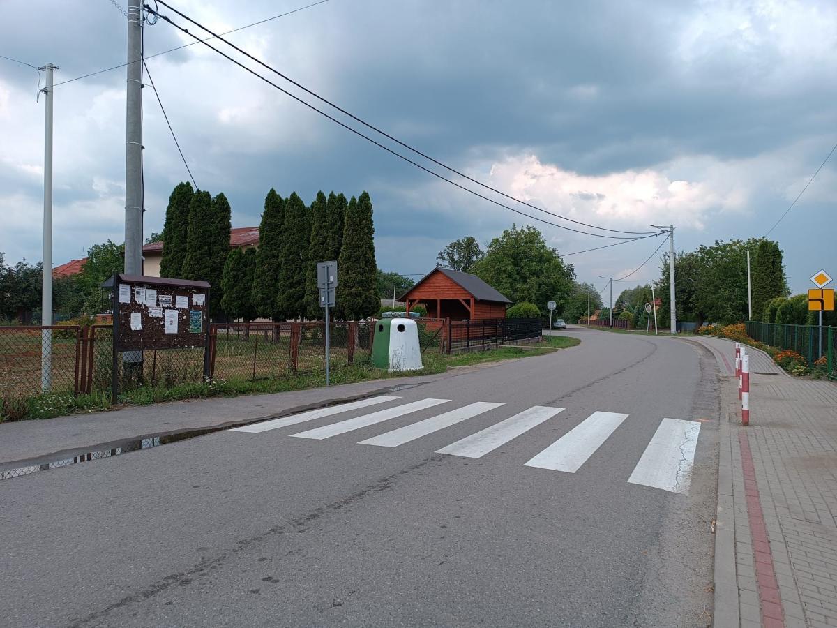  Tak wygląda przejście dla pieszych pod przy SP nr 9. Na dzień 2 sierpnia, niemal dwa tygodnie po jego powstaniu, śladu chodnika nadal brak.
<br/>fot.archiwum autora