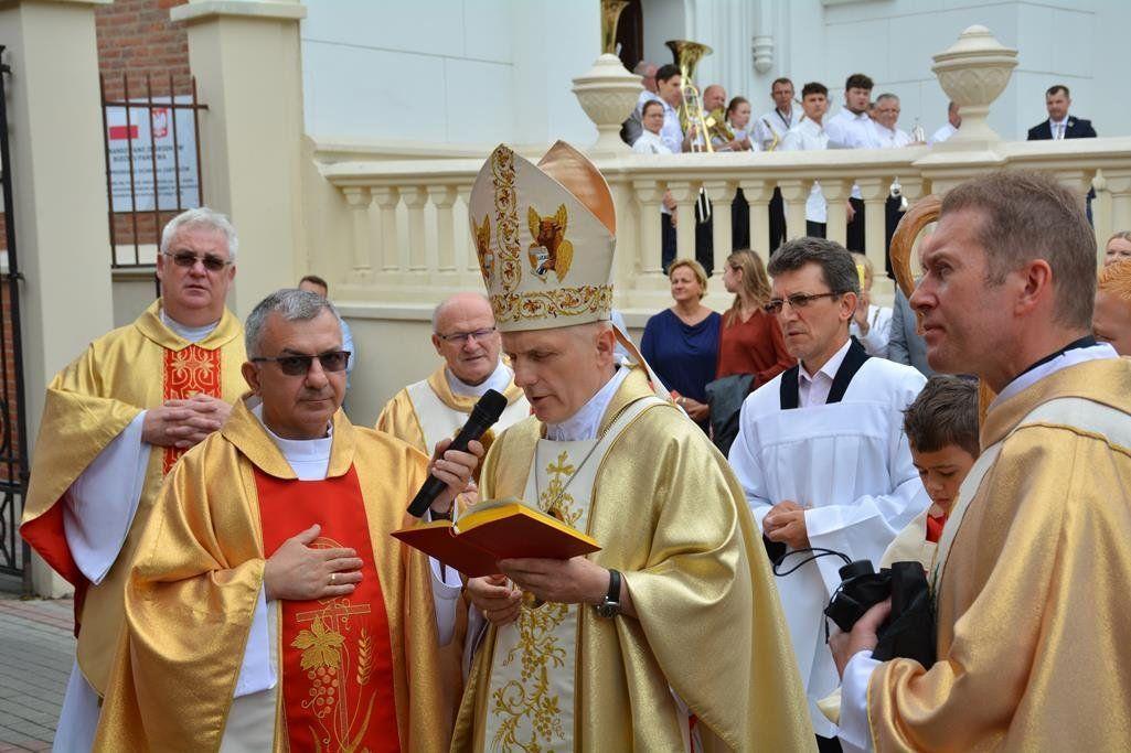 Uroczystego otwarcia i poświęcenia placu bł. Księdza Augusta Czartoryskiego i obrazu Błogosławionego umieszczonego na budynku starej plebani dokonał bp Stanisław Jamrozek wraz z Inspektorem Prowincji Krakowskiej ks. M. Kaznowskim, w asyście przybyłych i parafialnych księży, na czele z proboszczem ks
