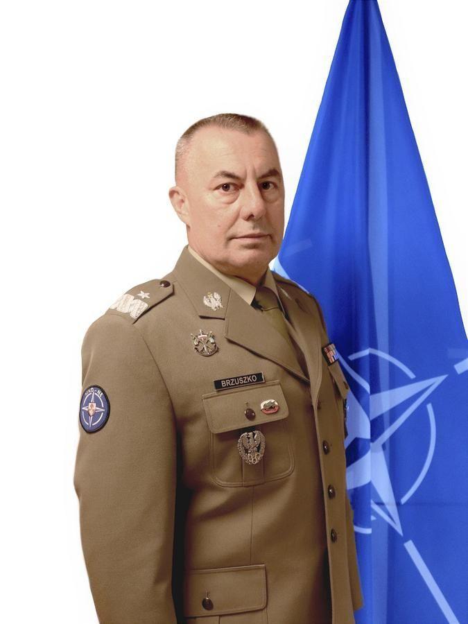 Pochodzący z Podkarpacia gen. bryg. Zenon Brzuszko w czasie służby w Sztabie Generalnym WP realizował zadania w V Zmianie w Polskim Kontyngencie Wojskowym w Iraku. Z kolei dowodząc batalionem, wraz z podległymi żołnierzami, realizował zadania w ramach XVII Zmiany KFOR w Kosowie i VI Zmiany ISAF w Af