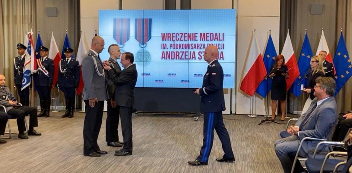 Policjanci z posterunku w Birczy asp. sztab. Dariusz Majewski oraz sierż. Mateusz Mędraś w styczniu tego roku, w obawie o ludzkie życie, postanowili interweniować jeszcze przed dotarciem na miejsce straży pożarnej. Za swój wysiłek zostali uhonorowani w Warszawie medalami im. podkomisarza Policji And