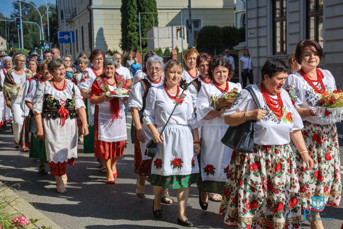 Jak informują władze powiatu przeworskiego: „W tegorocznej edycji udział wzięło 35 KGW z terenu powiatu przeworskiego – gmina Adamówka: Adamówka, Krasne; gmina Gać: Białoboki, Dębów, Ostrów, Wolica; gmina Jawornik Polski: Hucisko Jawornickie, Hadle Szklarskie; gmina Kańczuga: Lipnik, Rączyna, Siedle