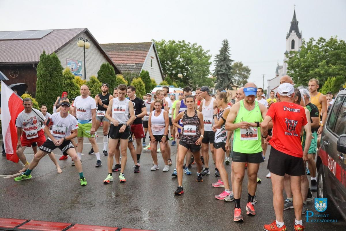 Mimo niesprzyjającej pogody na starcie stawiło się wielu biegaczy, którzy wystartowali na trasach o długościach 10 km i 21 km.

<br/>fot.Powiat Przeworski