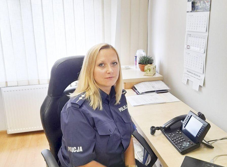 Asp. Anita Pukalska służy w policji już od 11 lat. 6 lat temu zarejestrowała się w bazie dawców komórek macierzystych. Na sygnał, że istnieje gdzieś jej „genetyczny bliźniak”, który potrzebuje pomocy, czekała do 2021 roku. <br/>fot.KMP Przemyśl