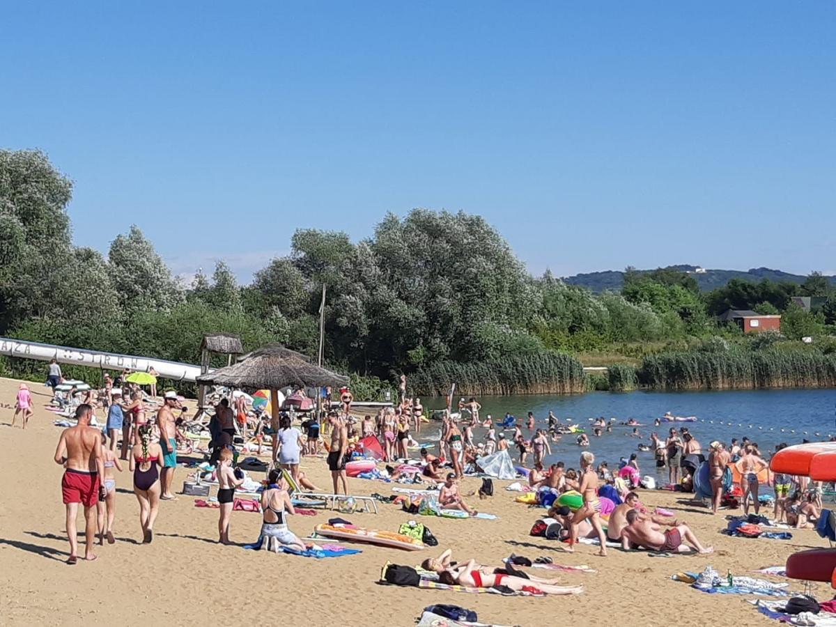 Plaża Ostrów zachęca nie tylko mieszkańców Przemyśla. I to cieszy. Należy jednak przypomnieć o tym, że odpoczynek nad wodą przede wszystkim musi być rozważny i bezpieczny. Dbajmy o siebie i zwracajmy uwagę na innych korzystających z pięknej pogody, wody i słońca. <br/>fot.Plaża Ostrów/facebook