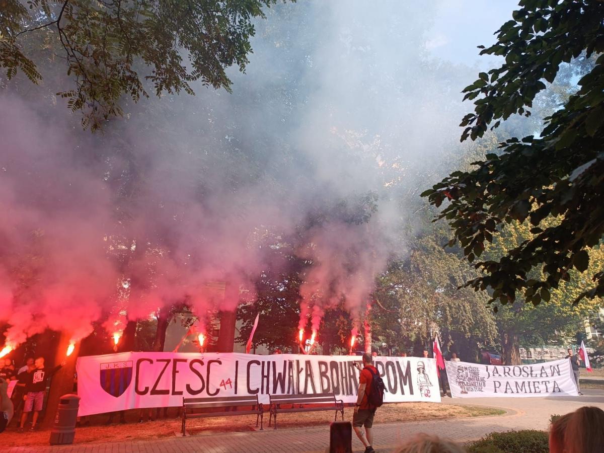 O godzinie 17 w mieście rozbrzmiały syreny alarmowe, a w parku Czesławy „Baśki” Puzon zapalono race dymne.<br/>fot.archiwum autora