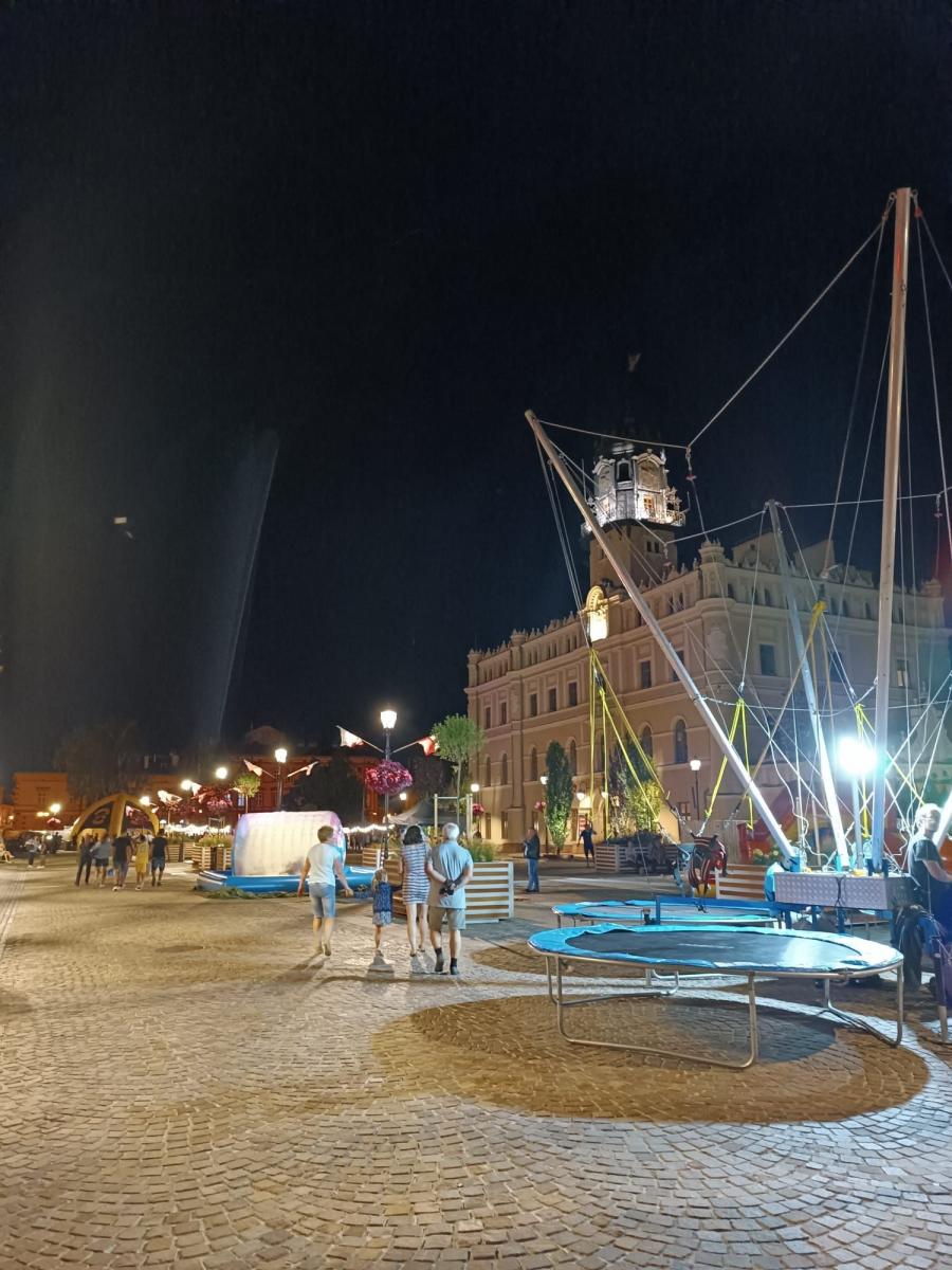  – Nareszcie coś się dzieje! – mieszkańcy byli zadowoleni, że wieczorem jarosławski Rynek tętni życiem.<br/>fot.archiwum autora
