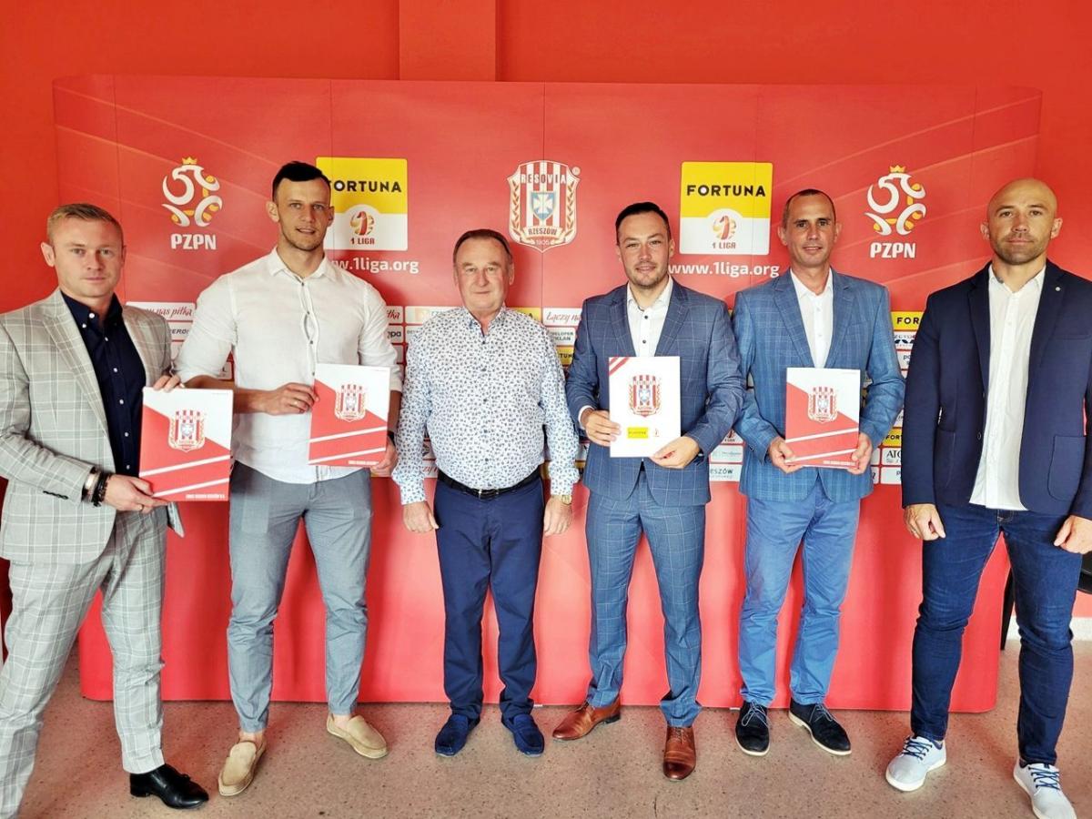 Sygnatariusze porozumienia na wspólnym zdjęciu. Drugi z lewej sekretarz sieniawskiego klubu Sebastian Padiasek, trzeci z lewej burmistrz miasta i gminy Sieniawa Adam Woś.<br/>fot.ze zbiorów własnych