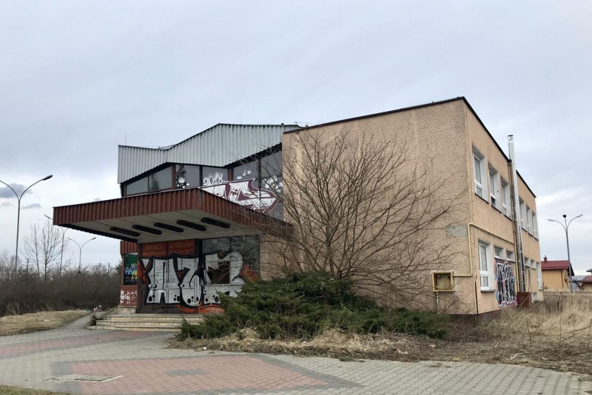 Budynek po byłym dworcu PKS w Lubaczowie zostanie rozebrany.<br/>fot.ze zbiorów własnych