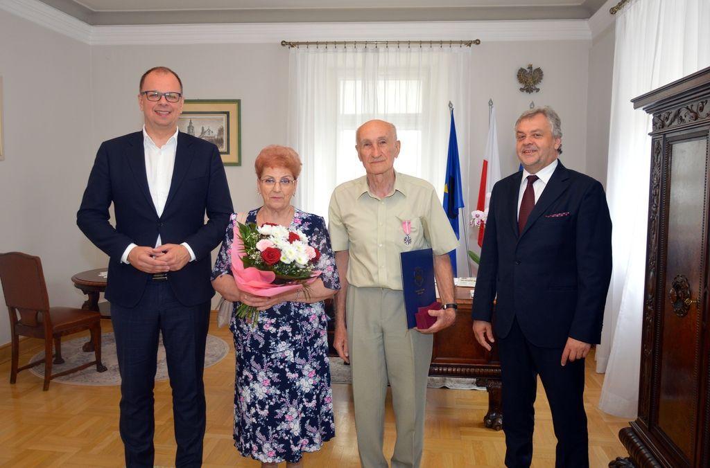 W gabinecie prezydenta miasta gościli Ryszarda i Adam Rudy, obchodzący 50-lecie małżeństwa.<br/>fot.UM Przemyśl  