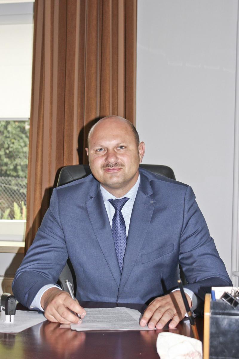 – Decyzja o zmianie obowiązującego do tej pory znaku graficznego, z którym identyfikowana była nasza gmina, podjęta została ze względu na fakt, że zatwierdzony lata temu herb nie posiadał oficjalnej aprobaty Komisji Heraldycznej, przez co nie mógł być uznawany za oficjalny herb gminy. Zgodnie z prze