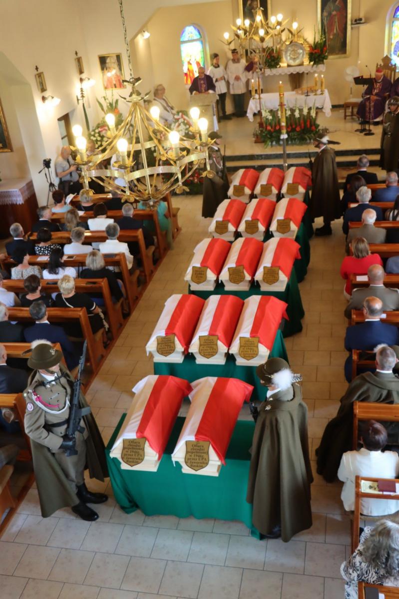 Organizatorzy uroczystości (dyrektor Oddziału Instytutu Pamięci Narodowej w Rzeszowie dr hab. Dariusz Iwaneczko, dowódca 21. Brygady Strzelców Podhalańskich gen. bryg. Dariusz Lewandowski oraz wójt gminy Bircza Grzegorz Gągola) zadbali, aby godnie pożegnać ofiary krwawej zbrodni sprzed 76 lat. <br/>