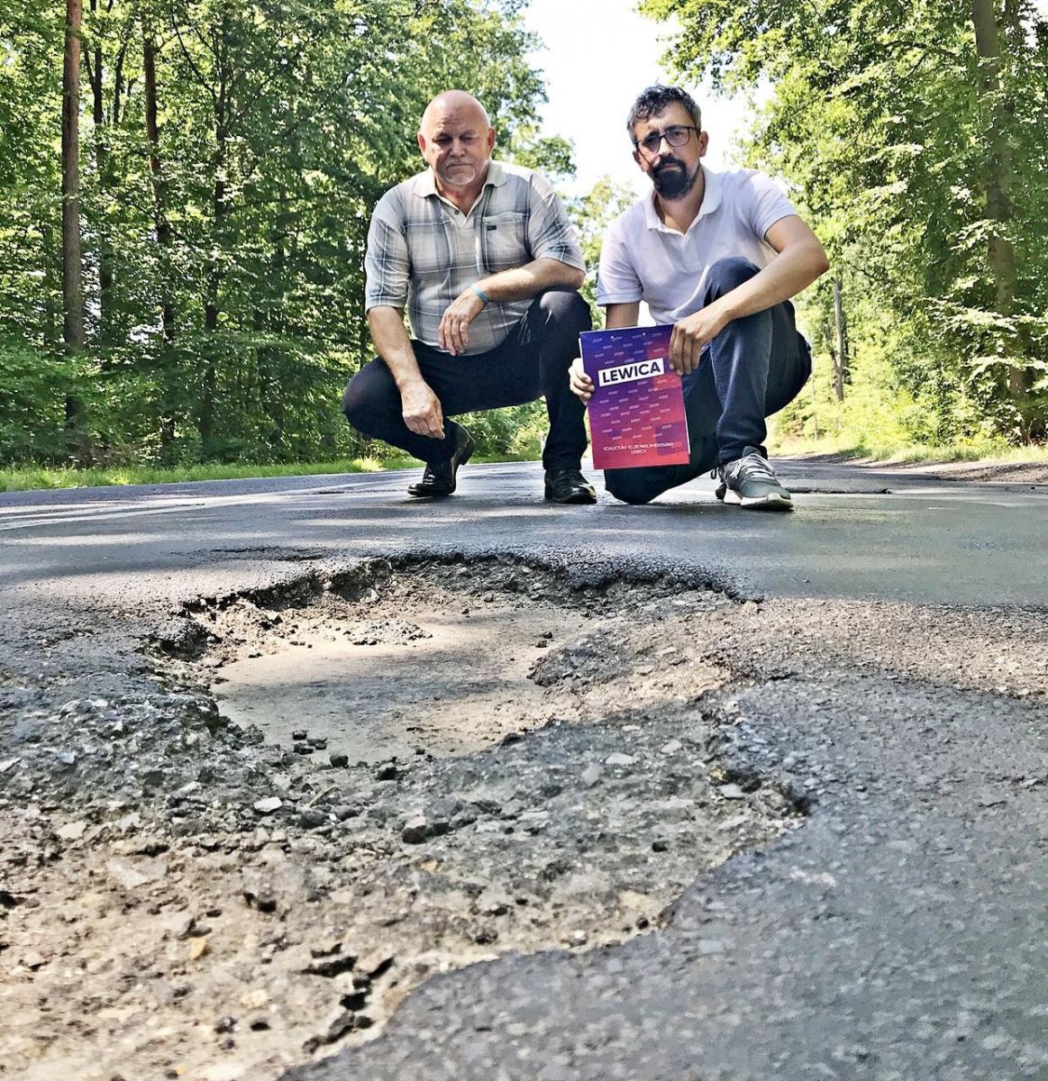 Kilka dni temu Łukasz Rydzik (z lewej) zorganizował konferencję prasową na drodze wojewódzkiej nr 867, tuż za Starym Siołem. Także poszatkowanej dziurami.<br/>fot.ze zbiorów własnych