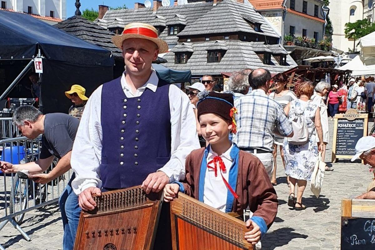 Tradycja gry na cymbałach, nadal jest w naszej Ojczyźnie przekazywana z pokolenia na pokolenie. To nie tylko technika gry i zbiór melodii, ale również świadomość jej wyjątkowego charakteru oraz rozpoznawalna maniera gry.<br/>fot.SP Majdan Sieniawski