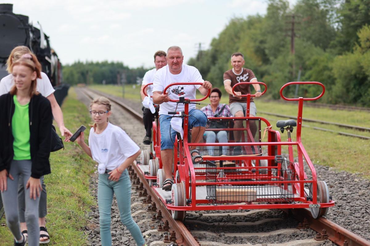 24 lipca w Baszni Dolnej odbyło się otwarcie zrewitalizowanej Stacji Basznia. Jeszcze tego samego dnia odbył się tam Piknik Kolejowy pod nazwą „EUpociągiem przez Roztocze”. Każdy z odwiedzających mógł zwiedzić stację, nie zabrakło także atrakcji związanych z kolejnictwem.<br/>fot.UG Lubaczów