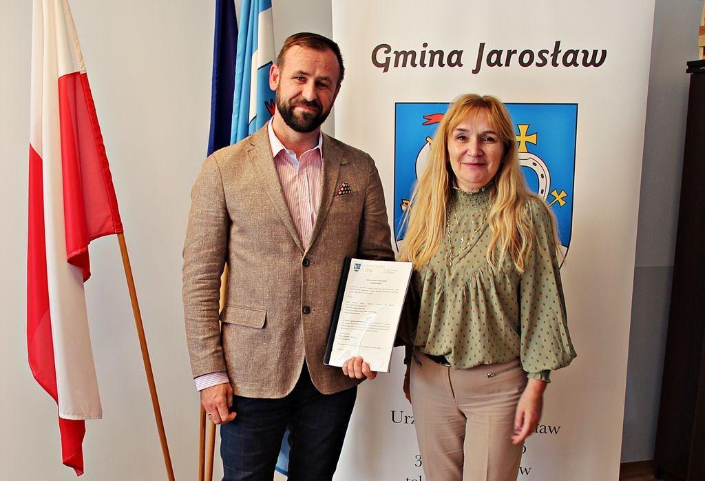 Wójt gminy Jarosław Elżbieta Grunt tuż po parafowaniu z przedstawicielem firmy LS8 sp. z o.o. z Warszawy umowy na dzierżawę 147 ha terenów gminnych pod budowę elektrowni fotowoltaicznej w Makowisku.<br/>fot.UG Jarosław