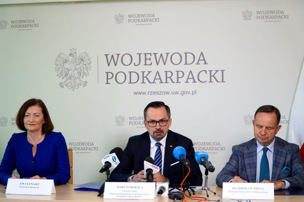 Centralny Port Komunikacyjny to program, który ma wymazać tak zwane białe plamy na kolejowej mapie w Polsce – zapewnił sekretarz stanu, pełnomocnik rządu ds. Centralnego Portu Komunikacyjnego dla RP Marcin Horała (w środku).<br/>fot.PUW Rzeszów