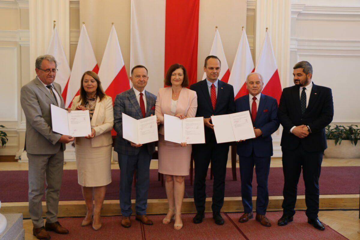 Wojewoda podkarpacki Ewa Leniart i marszałek województwa Władysław Ortyl podpisali umowę dotyczącą m.in. opracowania dokumentacji niezbędnej do budowy odcinka drogi wojewódzkiej 865 Jarosław – Oleszyce – Cieszanów – Bełżec wraz z przeprawą mostową na Sanie.<br/>fot.PUW Rzeszów