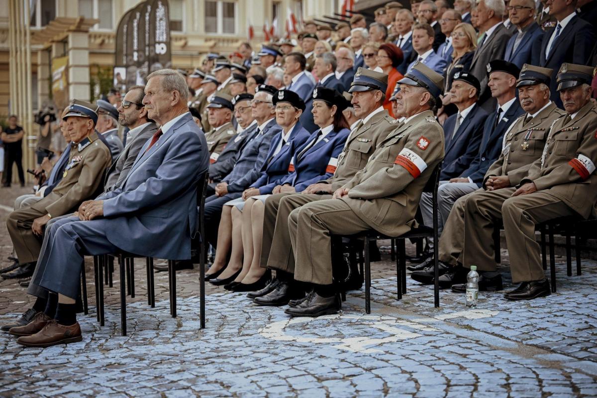 Główne uroczystości odbyły się przed budynkiem Podkarpackiego Urzędu Wojewódzkiego w Rzeszowie.<br/>fot.PUW Rzeszów