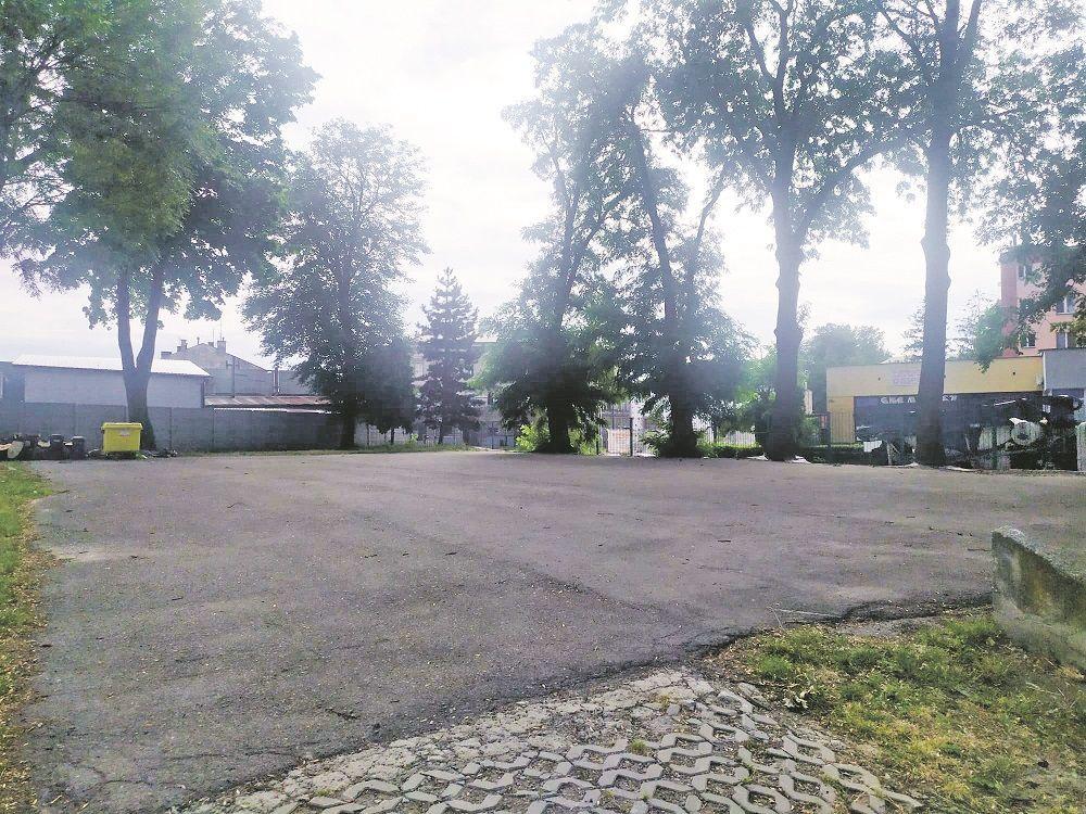 Tutaj jeszcze kilka lat temu znajdował się uwielbiany przez młodzież skate park. Zgodnie z założeniami Jarosławskiego Budżetu Obywatelskiego jeszcze w tym roku powstanie tu nowy, chociaż bardzo podobny do poprzedniego, obiekt. <br/>fot.Magda Puzio