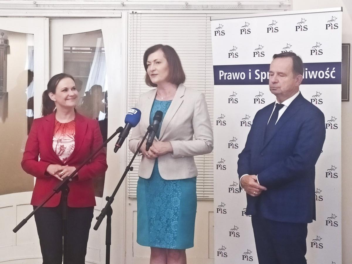Na konferencji byli obecni odpowiedzialni za sukces inwestycji: wiceminister Anna Schmidt, wojewoda podkarpacki Ewa Leniart oraz marszałek województwa Władysław Ortyl, którzy zgodnie podkreślili, że największe podziękowania należą się premierowi RP Mateuszowi Morawieckiemu. <br/>fot.Magda Puzio