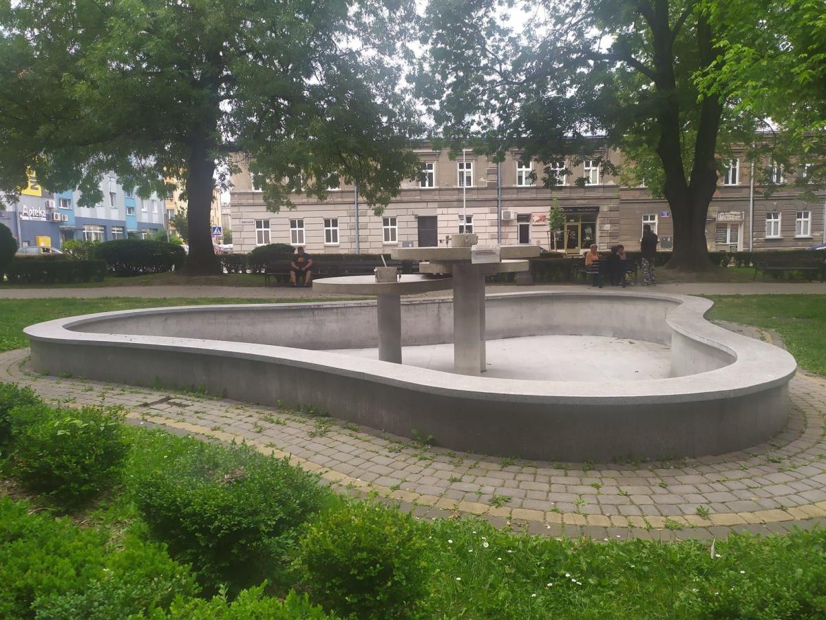 Jarosławianie przywykli już do widoku niechlujnego napisu „Fontanna nieczynna”.<br/>fot.Magda Puzio