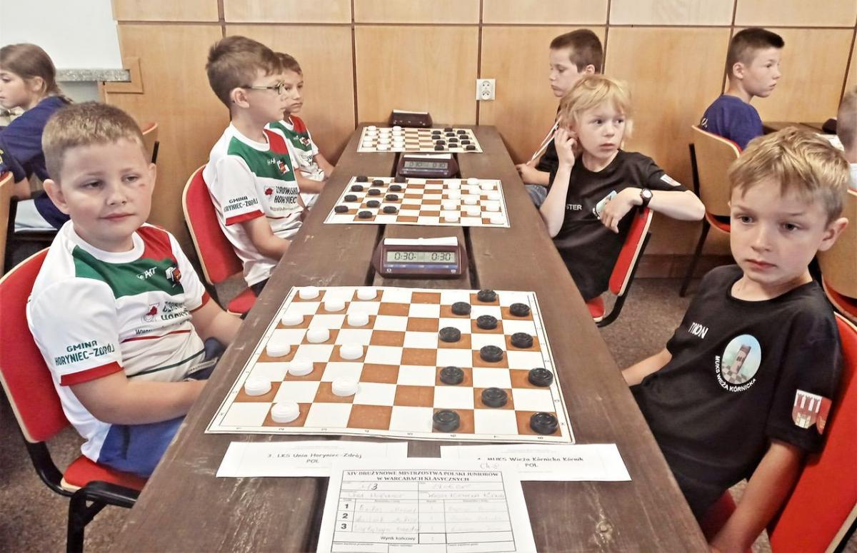 Ekipa Unii Horyniec-Zdrój (z lewej) podczas rywalizacji drużynowej.<br/>fot.ze zbiorów właścicieli salonu