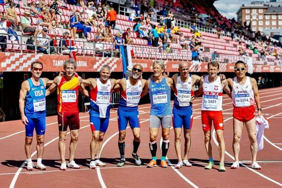 Zawodnik UKS „Tempo 5” Przemyśl Jan Cząstka (drugi z prawej) w towarzystwie swoich rywali po biegu na 800 m.<br/>fot.ze zbiorów własnych