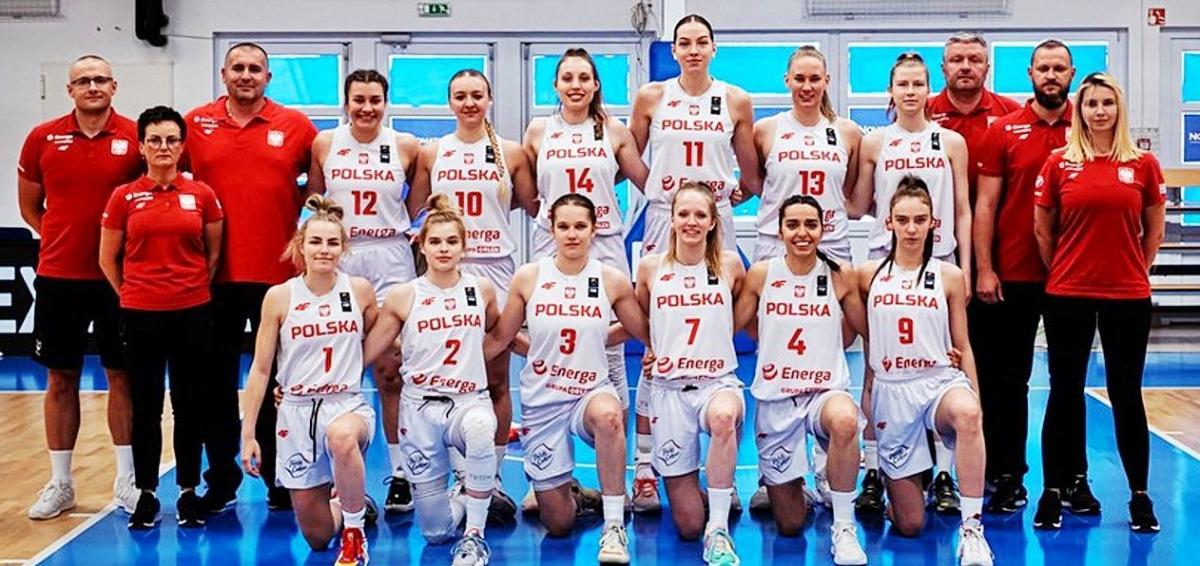 Reprezentacja Polski kobiet U-20 podczas Mistrzostw Europy w węgierskim Sopron.Piąta w lewej (nr 10) przemyślanka, Klaudia Wnorowska.<br/>fot.ze zbiorów własnych