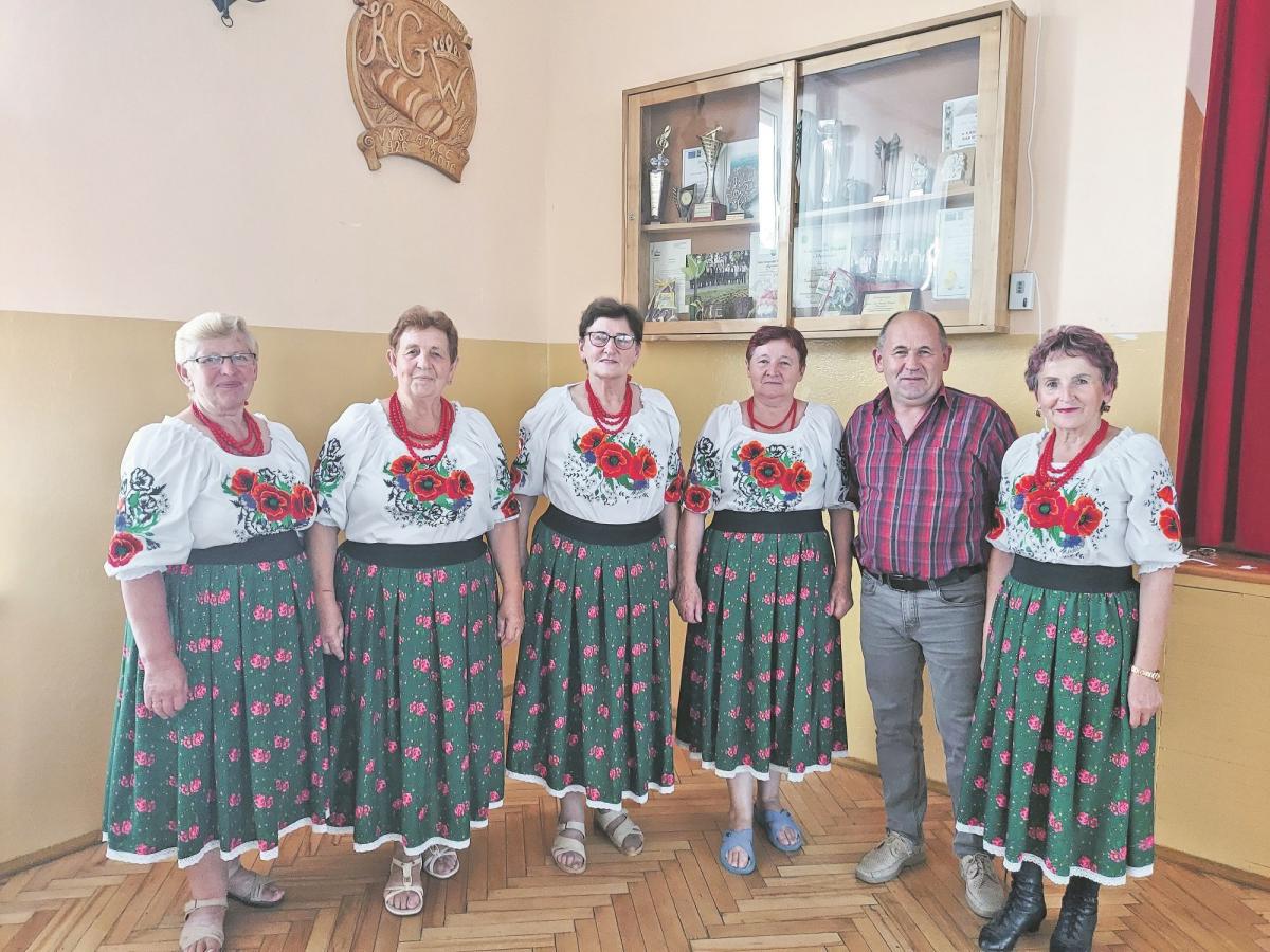 Tradycyjne stronie Wyszatyczan są nie dość, że wykonane z bardzo dobrych materiałów, to i pięknie zdobione. – Gdy byliśmy w Kazimierzu i takie dwie Warszawianki zobaczyły moją lnianą koszulę z ręcznym haftem, od razu chciały mi ją zabrać – śmieje się pan Wacław, pokazując na zdjęciach jak wyglądała.
