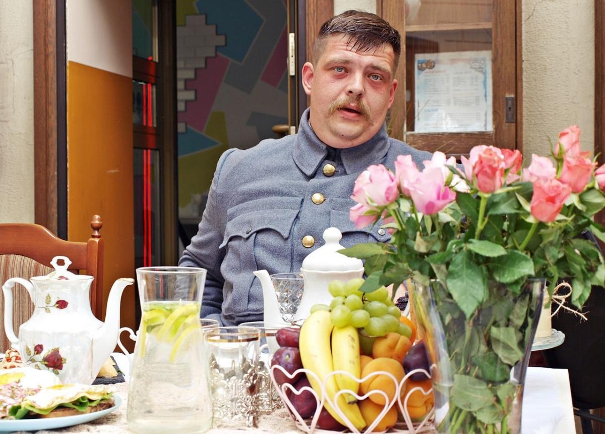 Nad San Tomasz Jamróz-Piłsudski przybył w takim samym stroju, w jakim chodził jego słynny prapradziadek. Na ul. Franciszkańskiej powitali go członkowie stowarzyszenia.<br/>fot.Mariusz Godos