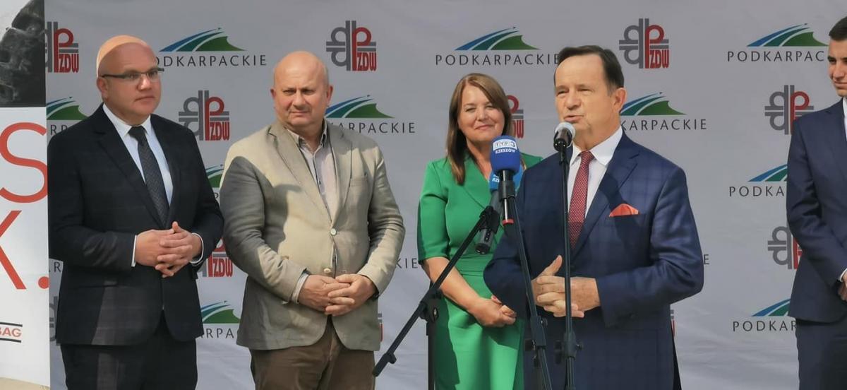 Symbolicznego otwarcia obwodnicy dokonali m.in.: poseł na Sejm RP Teresa Pamuła (druga z prawej), marszałek województwa podkarpackiego Władysław Ortyl (pierwszy z prawej), burmistrz miasta i gminy Narol Grzegorz Dominik (pierwszy z lewej) i starosta lubaczowski Zenon Swatek (drugi z lewej). <br/>fot