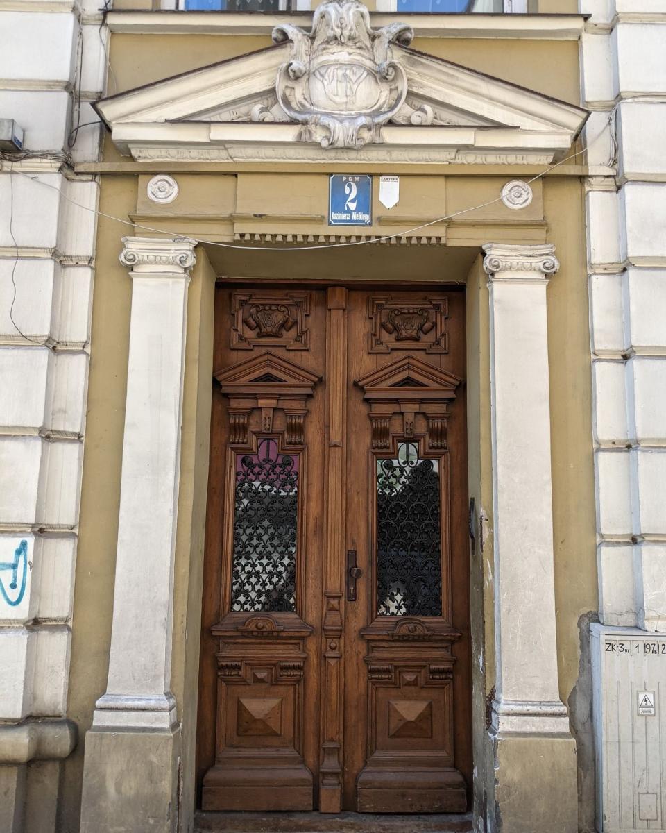 Swój dzisiejszy wygląd Narożna kamienica przy ul. Rynek 8 i ul. Kazimierzowskiej 2 w Przemyślu zawdzięcza przebudowie przeprowadzonej w 1900 r. przez Amelię i Chaima Wolfów.<br/>fot.PUOZ Przemysl