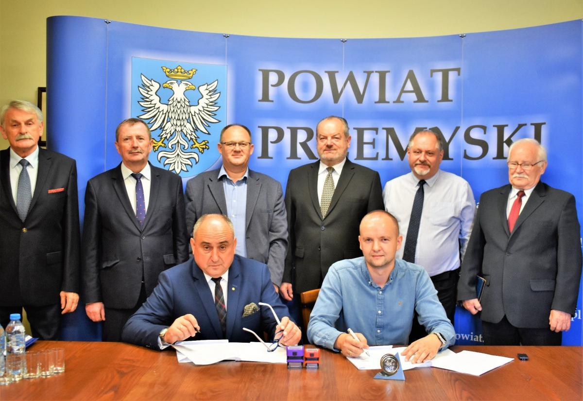 Umowę na budowę mostu podpisał dyrektor Zarządu Dróg Powiatowych w Przemyślu Janusz Hołyszko i przedstawiciel wykonawcy – firmy Remost sp. z o. o. z Dębicy. Obecni byli także przedstawiciele innych zainteresowanych inwestycją samorządów lokalnych.<br/>fot.Małgorzata Dachnowicz