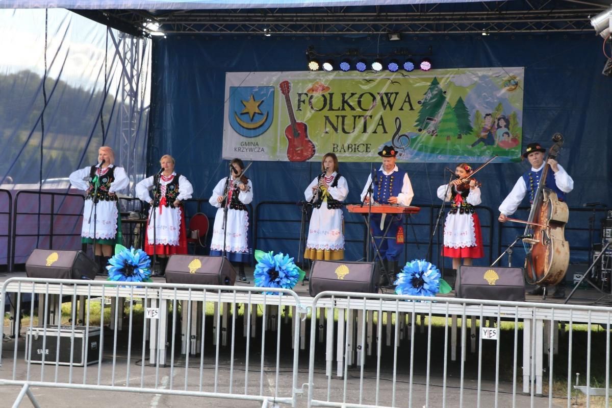 Na scenie wystąpili: chór „Gloria” z Babic, kapela „Tońko” z Dynowa czy Kapela Ludowa „Bachórzanie” z Bachórza.<br/>fot.UG Krzywcza